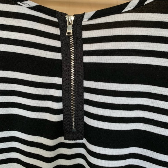 Fun & Flattering Stripped Blouse 🔲 - Picture 5 of 6